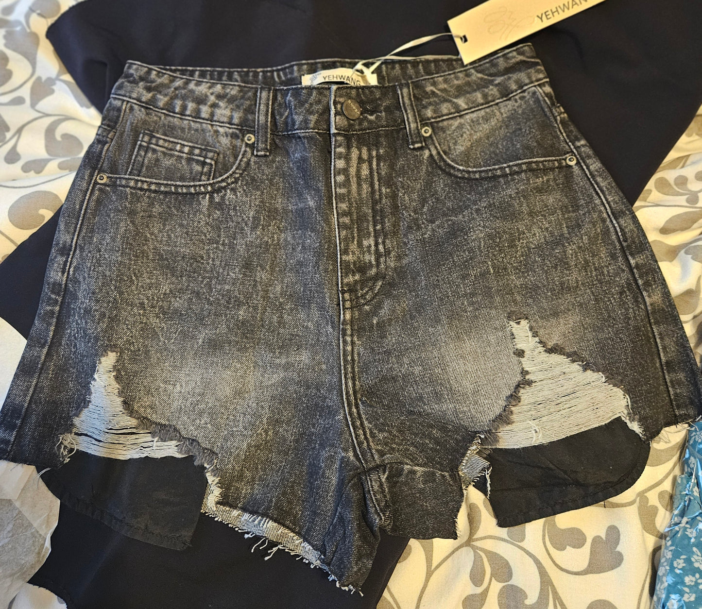 Short en jean vielli noir