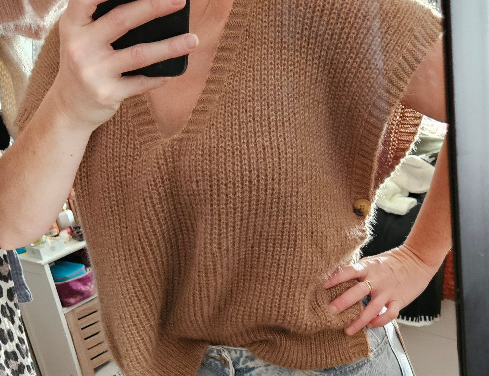 Pull doux à manche courte, boutons amovibles couleur Camel.