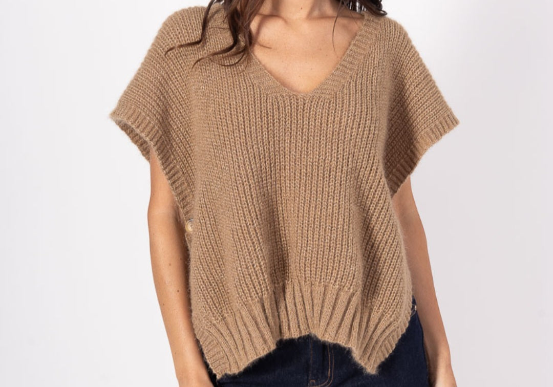 Pull doux à manche courte, boutons amovibles couleur Camel.