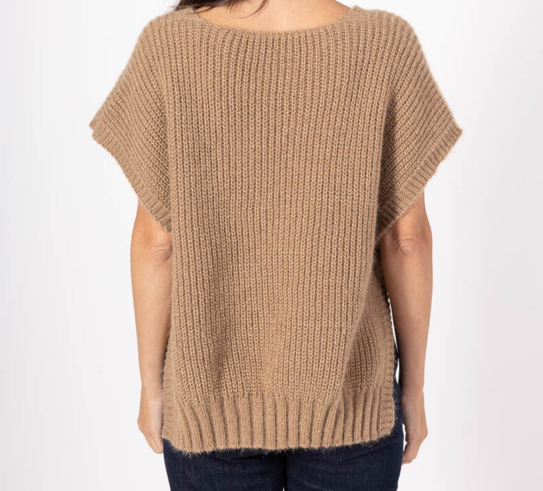 Pull doux à manche courte, boutons amovibles couleur Camel.